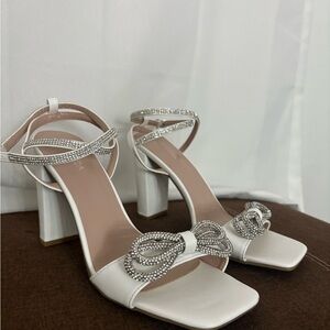 TOP Moda White Heels with Rhinestone Bow